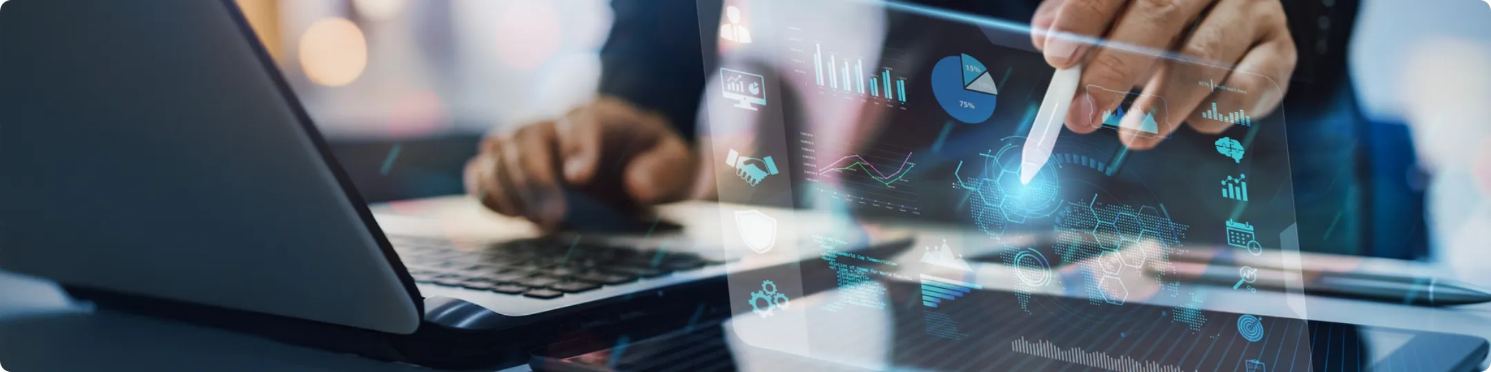 Person arbeitet an einem Laptop und bedient eine digitale Benutzeroberfläche mit Diagrammen, Statistiken und Datenvisualisierungen per Touch-Stift.